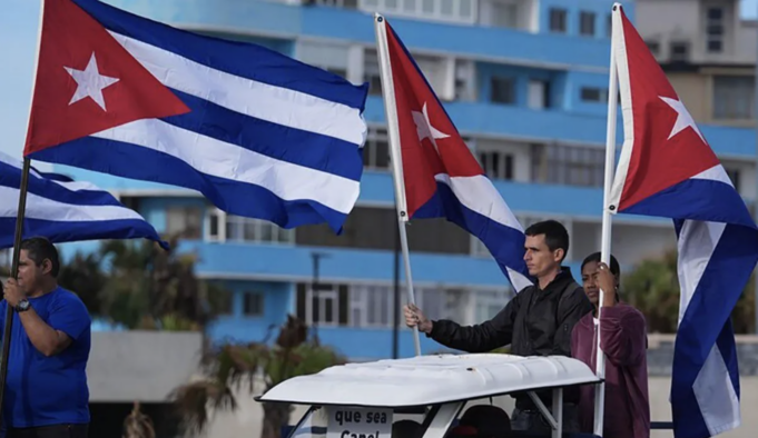 Arsip - Warga Kuba menaiki becak listrik dan sepeda selama pawai anti-imperialisme di tengah kekurangan yang terus berlanjut dan pemadaman listrik yang berkepanjangan, saat pulau itu menghadapi tekanan ekonomi yang semakin dalam di bawah embargo Amerika Serikat terhadap Kuba yang telah berlangsung selama beberapa dekade, 2 April, 2026. (ANTARA/Juancho Torres/Anadolu/pri)