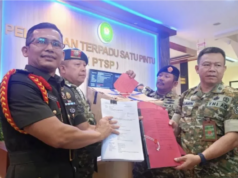 Majelis Hakim Ditetapkan, Sidang Kasus Penganiayaan Aktivis KontraS Segera Digelar Kepala Oditur Militer II-07 Jakarta Kolonel Chk Andri Wijaya (kiri) menyerahkan berkas perkara kasus dugaan penganiayaan terhadap aktivis Komisi untuk Orang Hilang dan Korban Tindak Kekerasan (KontraS) Andrie Yunus kepada pihak Pengadilan Militer II-08 Jakarta, Kamis (16/4/2026). ANTARA/Siti Nurhaliza