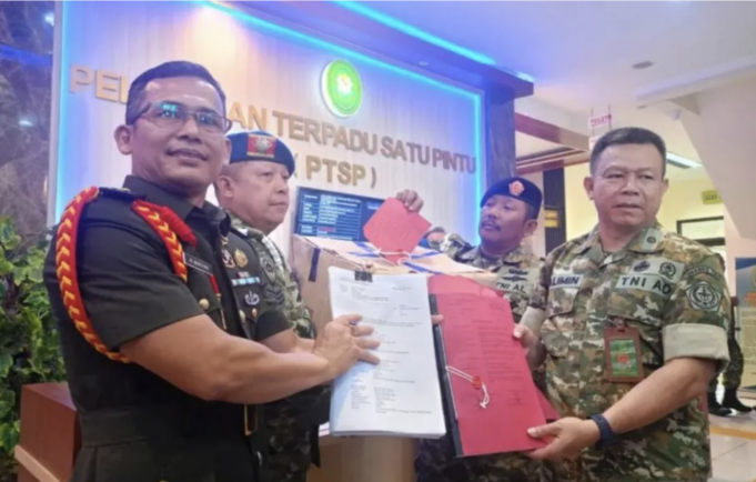 Kepala Oditur Militer II-07 Jakarta Kolonel Chk Andri Wijaya (kiri) menyerahkan berkas perkara kasus dugaan penganiayaan terhadap aktivis Komisi untuk Orang Hilang dan Korban Tindak Kekerasan (KontraS) Andrie Yunus kepada pihak Pengadilan Militer II-08 Jakarta, Kamis (16/4/2026). ANTARA/Siti Nurhaliza