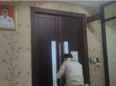 Kompolnas Desak Penindakan Tegas Polisi Terlibat Korupsi Proyek di Bekasi Penyidik KPK saat menyegel ulang ruang kerja Bupati Bekasi usai mencari barang bukti baru kasus dugaan tindak pidana korupsi ijon proyek di lingkungan Pemerintah Kabupaten Bekasi, Jawa Barat, beberapa waktu lalu. ANTARA/Pradita Kurniawan Syah.