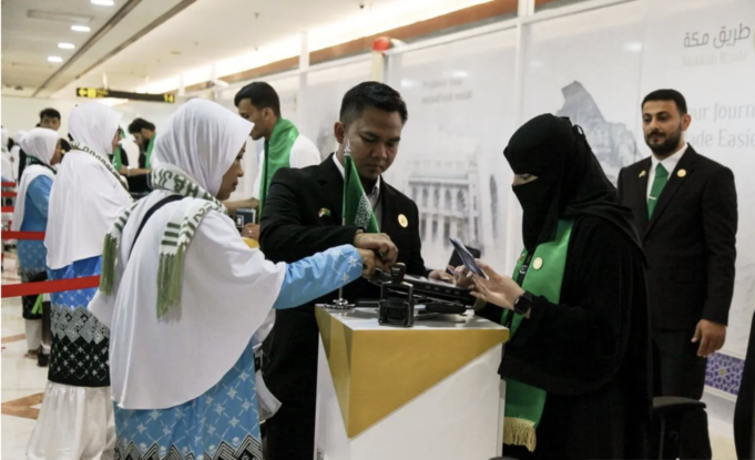 Jamaah calon haji kloter pertama melakukan pemeriksaan dokumen keimigrasian Arab Saudi melalui layanan Mecca Route, di Bandara Internasional Juanda, di Sidoarjo, Jawa Timur, Rabu (22/4/2016). ANTARA/Umarul Faruq