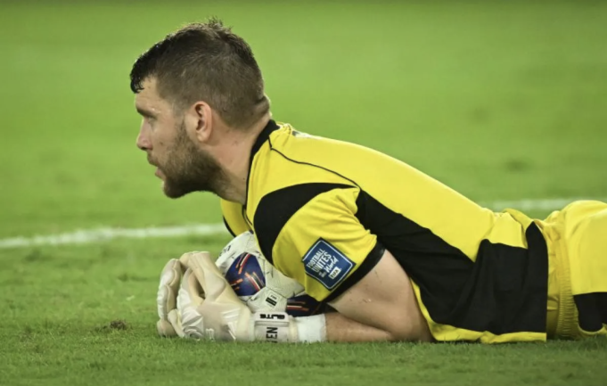 Ilustrasi - Penjaga gawang Timnas Indonesia Marteen Paes mengamankan bola usai kemelut di depan gawangnya saat bertanding melawan Timnas Bahrain pada laga Grup C putaran ketiga Kualifikasi Piala Dunia 2026 Zona Asia di Stadion Utama Gelora Bung Karno, Senayan, Jakarta, Selasa (25/3/2025). ANTARA FOTO/Hafidz Mubarak A/app/Spt.