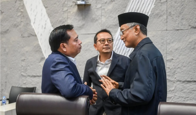 Menteri Pekerjaan Umum (PU) Dody Hanggodo (kanan) berbincang dengan Ketua Komisi V DPR Lasarus (kiri) dan Wakil Ketua Komisi V DPR Syaiful Huda (tengah) sebelum mengikuti rapat kerja di Kompleks Parlemen, Senayan, Jakarta, Selasa (7/4/2026). ANTARA FOTO/Rivan Awal Lingga/sgd