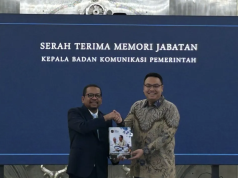 Qodari Dorong Komunikasi Pemerintah Lebih Agresif dan Adaptif di Era Digital Kepala Badan Komunikasi Pemerintah (Bakom) Muhammad Qodari (kiri) dan Angga Raka Prabowo dalam kegiatan serah terima jabatan di Auditorium Bakom, Jakarta, Selasa (28/4/2026). (ANTARA/Maria Cicilia Galuh)