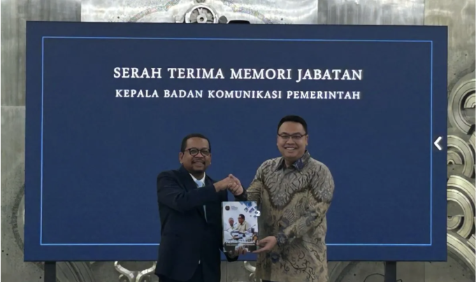 Kepala Badan Komunikasi Pemerintah (Bakom) Muhammad Qodari (kiri) dan Angga Raka Prabowo dalam kegiatan serah terima jabatan di Auditorium Bakom, Jakarta, Selasa (28/4/2026). (ANTARA/Maria Cicilia Galuh)