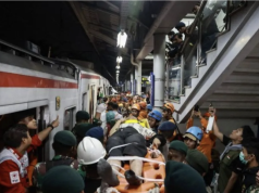 Korban Tewas Kecelakaan KRL dan KA di Bekasi Timur Capai 15 Orang, Proses Identifikasi Masih Berlangsung Petugas mengevakuasi korban kecelakaan KRL Commuterline dan KA Argo Bromo Anggrek relasi Gambir-Surabaya Pasar Turi di Stasiun Bekasi Timur, Bekasi, Jawa Barat, Selasa (28/4/2026). ANTARA FOTO/Dhemas Reviyanto/zk/am.