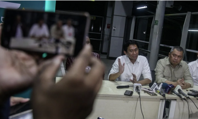 Menteri Perhubungan Dudy Purwagandhi (kanan) bersama Direktur Utama PT Kereta Api Indonesia (Persero) Booby Rasyidin (kedua kanan) menyampaikan keterangan pers terkait kecelakaan antara KRL Commuterline dengan KA Argo Bromo Anggrek relasi Gambir-Surabaya Pasar Turi di Stasiun Bekasi Timur, Bekasi, Jawa Barat, Selasa (28/4/2026) dini hari. ANTARA FOTO/Darryl Ramadhan/sgd