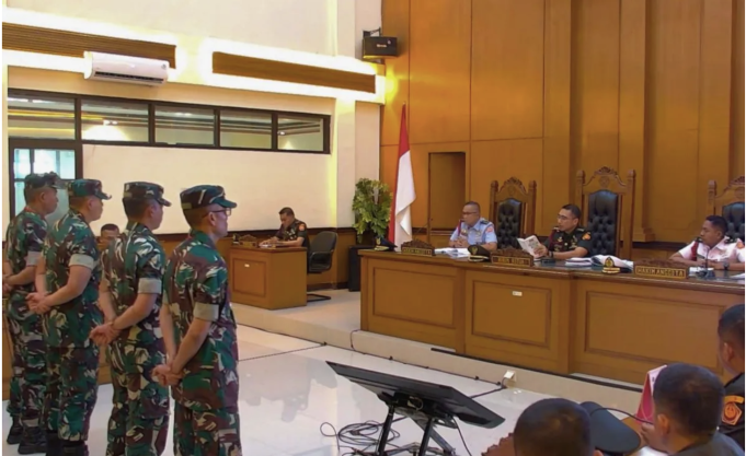 Empat personel TNI terdakwa kasus dugaan penyiraman air keras kepada Wakil Koordinatir KontraS Andrie Yunus dalam sidang pembacaan dakwaan di Pengadilan Militer II-08 Jakarta, Rabu (29/4/2026). ANTARA/Agatha Olivia Victoria