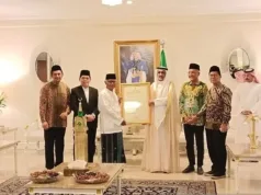 MUI Tegaskan Penolakan Penjajahan, Serukan Penghentian Konflik Global Ketua Umum Majelis Ulama Indonesia (MUI) Anwar Iskandar (ketiga kiri) dan Duta Besar Arab Saudi untuk Indonesia Faisal Abdullah Al Amoudi (tengah) berfoto bersama di kediaman Faisal di Jakarta (16/4/2026). (ANTARA FOTO/Asri Mayang Sari)