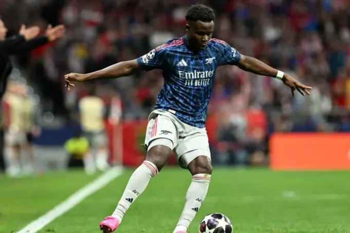 Penyerang sayap Arsenal Bukayo Saka mengamankan bola pada pertandingan leg pertama semifinal Liga Champions menghadapi Atletico Madrid di Stadion Metropolitano, Madrid, Rabu (29/4/2026) waktu setempat. uefa.com