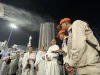 Tinjau Terminal Syib Amir, Menhaj Irfan Yusuf Apresiasi Kesigapan Petugas Layani Jemaah Haji Lansia Menteri Haji dan Umrah Mochamad Irfan Yusuf (kiri) berdialog dengan petugas haji yang berjaga di kompleks Masjidil Haram, Makkah, Arab Saudi, Rabu (20/5/2026) waktu setempat. ANTARA/Citro Atmoko
