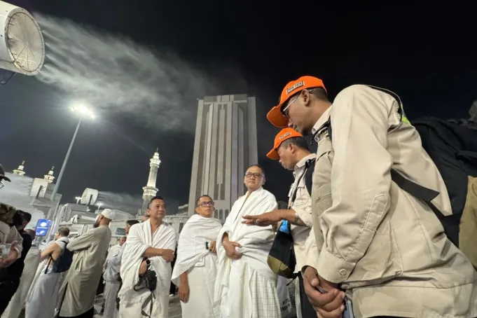 Menteri Haji dan Umrah Mochamad Irfan Yusuf (kiri) berdialog dengan petugas haji yang berjaga di kompleks Masjidil Haram, Makkah, Arab Saudi, Rabu (20/5/2026) waktu setempat. ANTARA/Citro Atmoko