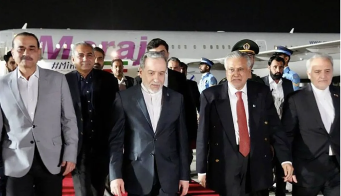 Menteri Luar Negeri Iran Abbas Araghchi (kedua dari kiri) disambut oleh Menteri Luar Negeri Pakistan Muhammad Ishaq Dar (kedua dari kanan) di Islamabad, Pakistan pada 24 April 2026. ANTARA/Iranian Ministry of Foreign Affairs/Anadolu/pri.