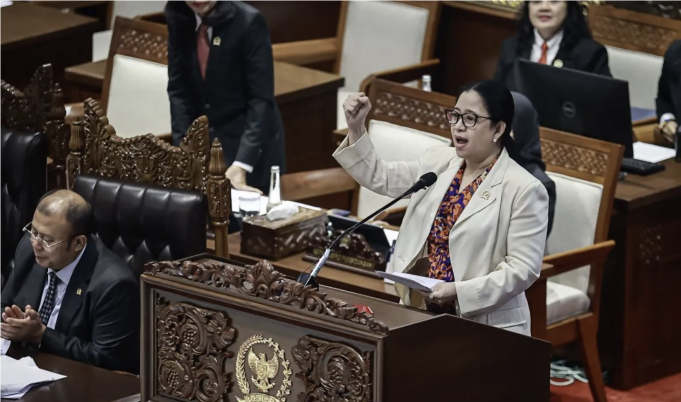 Ketua DPR Puan Maharani menyampaikan pidato saat Rapat Paripurna ke-17 Masa Persidangan IV Tahun Sidang 2025-2026 di Kompleks Parlemen, Senayan, Jakarta, Selasa (21/4/2026). Rapat tersebut beragendakan penyampaian IHPS Semester II Tahun 2025 oleh BPK, mengesahkan RUU tentang Perlindungan Saksi dan Korban (PSDK) dan RUU Perlindungan Pekerja Rumah Tangga (PPRT) menjadi Undang-Undang serta pidato Ketua DPR penutupan Masa Persidangan IV Tahun Sidang 2025-2026. ANTARA FOTO/Dhemas Reviyanto/agr