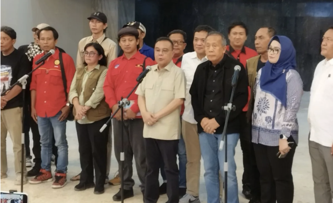Wakil Ketua DPR RI Sufmi Dasco Ahmad bersama jajaran DPR dan aliansi Gerakan Buruh Bersama Rakyat (Gebrak) saat konferensi pers di kompleks parlemen, Jakarta, Jumat (1/5/2026). (ANTARA/Bagus Ahmad Rizaldi)