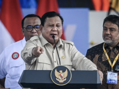 Prabowo Subianto Bentuk Satgas PHK dan Kesejahteraan Buruh, Tegaskan Negara Siap Lindungi Pekerja Presiden Prabowo Subianto (tengah) didampingi Presiden KSPSI AGN Andi Gani Nena Wea (kiri), dan Presiden KSPI Said Iqbal (kanan) memberikan sambutan dalam peringatan Hari Buruh Internasional atau May Day 2026 di kawasan Monumen Nasional (Monas), Jakarta, Jumat (1/5/2026). Dalam May Day 2026 para buruh menuntut adanya pengesahan RUU Ketenagakerjaan, penghapusan outsourcing dan penolakan upah murah, hingga kekhawatiran terhadap dampak konflik global yang berpotensi memicu gelombang pemutusan hubungan kerja (PHK). ANTARA FOTO/Bayu Pratama S/nz. (ANTARA FOTO/BAYU PRATAMA S)