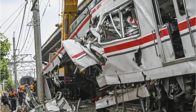 Ilustrasi - Petugas mengevakuasi gerbong KRL Commuterline usai bertabrakan dengan KA Argo Bromo Anggrek relasi Gambir-Surabaya Pasar Turi di Stasiun Bekasi Timur, Bekasi, Jawa Barat, Selasa (28/4/2026). ANTARA FOTO/Galih Pradipta/agr.