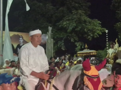 Dedi Mulyadi Manfaatkan Kirab Mahkota Binokasih untuk Sidak Infrastruktur dan Antisipasi Bencana Gubernur Jawa Barat Dedi Mulyadi saat kirab budaya pada Acara Milangkala Tatar Sunda di Sumedang, Jawa Barat, Sabtu (2/5/2026). ANTARA/Ilham Nugraha.