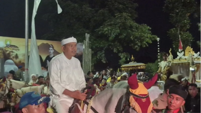 Gubernur Jawa Barat Dedi Mulyadi saat kirab budaya pada Acara Milangkala Tatar Sunda di Sumedang, Jawa Barat, Sabtu (2/5/2026). ANTARA/Ilham Nugraha.