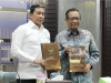Komisi Percepatan Reformasi Polri Dorong Pengamanan Demo Humanis dan Digitalisasi Layanan Polri Anggota Komisi Percepatan Reformasi Polri (KPRP) Jenderal Polisi (Purn) Ahmad Dofiri (kiri) dan Mahfud MD (kanan) menunjukkan buku hasil rekomendasi reformasi Polri dalam konferensi pers di Jakarta Selatan, Rabu (6/5/2026). (ANTARA/Nadia Putri Rahmani)