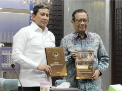 Komisi Percepatan Reformasi Polri Dorong Pengamanan Demo Humanis dan Digitalisasi Layanan Polri Anggota Komisi Percepatan Reformasi Polri (KPRP) Jenderal Polisi (Purn) Ahmad Dofiri (kiri) dan Mahfud MD (kanan) menunjukkan buku hasil rekomendasi reformasi Polri dalam konferensi pers di Jakarta Selatan, Rabu (6/5/2026). (ANTARA/Nadia Putri Rahmani)