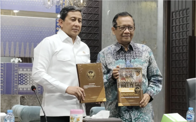 Anggota Komisi Percepatan Reformasi Polri (KPRP) Jenderal Polisi (Purn) Ahmad Dofiri (kiri) dan Mahfud MD (kanan) menunjukkan buku hasil rekomendasi reformasi Polri dalam konferensi pers di Jakarta Selatan, Rabu (6/5/2026). (ANTARA/Nadia Putri Rahmani)