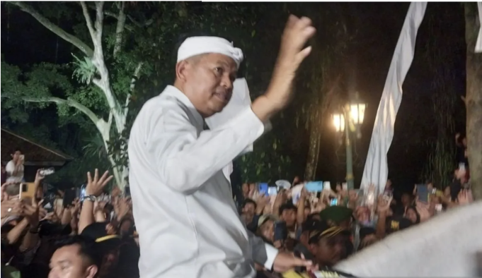 Gubernur Jawa Barat Dedi Mulyadi atau KDM dalam Kirab Budaya Milangkala Tatar Sunda di Kota Bogor, Jawa Barat, Jumat (8/5/2026). ANTARA/M Fikri Setiawan.