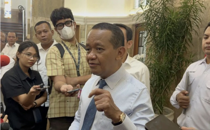 Menteri Energi dan Sumber Daya Mineral (ESDM) Bahlil Lahadalia memberi keterangan ketika ditemui di Kantor Kementerian ESDM, Jakarta, Senin (11/5/2026). (ANTARA/Putu Indah Savitri)