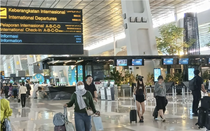 Ilustrasi - Sejumlah calon penumpang penerbangan beraktivitas di kawasan Terminal 3 Bandara Internasional Soelarno-Hatta (Soetta) Tangerang, Banten. (ANTARA/Azmi Samsul M)