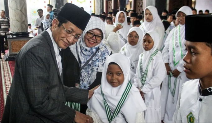 Arsip foto - Menteri Agama Nasaruddin Umar (kiri) berjabat tangan dengan santriwati saat wisuda Tahfidz Juz 30 Madrasah Ibtidaiyah (MI) Kabupaten Jombang di Masjid Agung Baitul Mukminin, Jombang, Jawa Timur, Minggu (22/12/2024). ANTARA FOTO/Syaiful Arif/agr/aa.