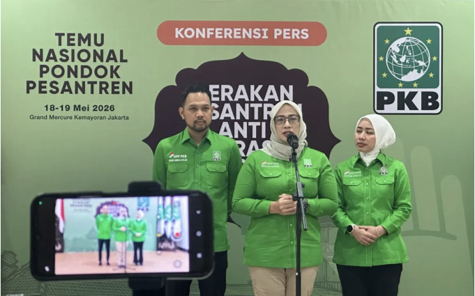 Ketua Panitia Temu Nasional Pondok Pesantren Nihayatul Wafiroh (tengah) bersama Sekretaris Ratna Juwita Sari (kanan) dan Bendahara Rivqy Abdul Halim memberikan keterangan di Kantor DPP Partai Kebangkitan Bangsa, Jakarta, Jumat (15/5/2026). (ANTARA/Rio Feisal)