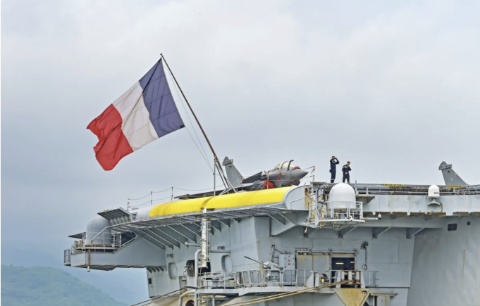 Illustrasi - Dua awak kapal berada di dekat pesawat jet tempur Rafale yang dibawah oleh kapal Induk Charles de Gaulle (R91) saat bersandar di Pelabuhan Gili Mas, Desa Labuan Tereng, Kecamatan Lembar, Lombok Barat, NTB, Sabtu (1/2/2025). (ANTARA FOTO/Ahmad Subaidi/foc)