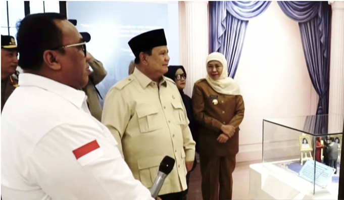 Tangkapan layar - Presiden Prabowo Subianto (tengah) mendengarkan penjelasan Presiden KSPSI Andi Gani Nena Wea (kini) saat mengelilingi Museum Marsinah di Kabupaten Nganjuk, Jawa Timur, Sabtu (16/5/2026). ANTARA/Prisca Triferna/aa.