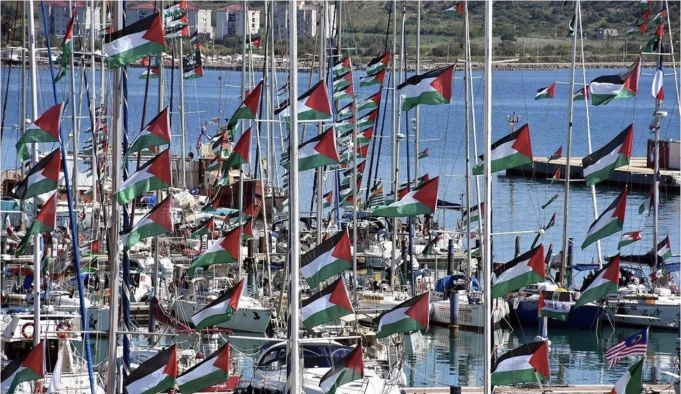 Kapal-kapal dari "Global Sumud Flotilla 2026 Spring Mission," yang bertujuan untuk menembus blokade Israel di Gaza dan mengirimkan bantuan kemanusiaan, berangkat dari marina di Augusta di pulau Sisilia, Italia, pada 26 April 2026. Armada yang terdiri dari 65 kapal tersebut berlayar ke Laut Mediterania secara berurutan pada sore hari sesuai dengan urutan yang telah ditetapkan, dengan banyak bendera Palestina terlihat berkibar di tiang-tiang kapal. (ANTARA/Barış Seçkin - Anadolu Agency/pri.) (ANTARA/Barış Seçkin - Anadolu Agency/pri.)
