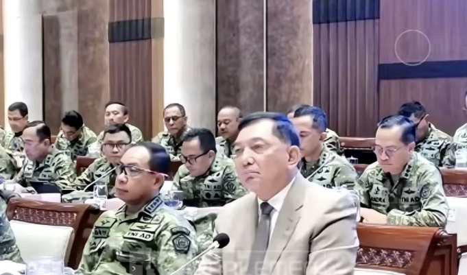 Screenshot 2026-05-19 at 12.42.14 PM Tangkapan layar - Menteri Pertahanan Sjafrie Sjamsoeddin (kanan) dan Panglima TNI Jenderal TNI Agus Subiyanto (kiri) saat rapat kerja dengan Komisi I DPR RI di kompleks parlemen, Senayan, Jakarta, Selasa (19/5/2026). ANTARA/YouTube/TVR Parlemen/Fath Putra Mulya