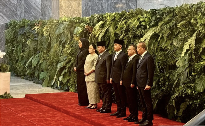 Screenshot 2026-05-20 at 10.01.29 AM Presiden Prabowo Subianto (tiga kiri) dan Wakil Presiden Gibran Rakabuming Raka (empat kiri) berfoto bersama sejumlah petinggi DPR RI di Gedung Nusantara, Kompleks MPR, DPR, DPD RI, Jakarta, Rabu (20/5/2026) menjelang Rapat DPR RI Masa Persidangan V Tahun Sidang 2025-2026. ANTARA/Genta Tenri Mawangi.