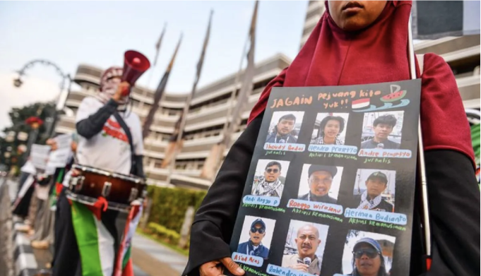 Massa dari Solidaritas Seni Untuk Palestina mengikuti aksi solidaritas bagi WNI dan Jurnalis yang diculik Israel di Jalan Asia Afrika, Bandung, Jawa Barat, Selasa (19/5/2026). Dalam aksi tersebut, massa dari Solidaritas Seni untuk Palestina meminta agar pemerintah dapat membebaskan warga negara Indonesia dan jurnalis yang diculik Israel saat menjalankan misi Global Sumud Flotilla menuju Gaza di perairan Cyprus pada 18 Mei 2026. ANTARA FOTO/Raisan Al Farisi/agr.