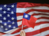Fokus Operasi Militer Melawan Iran, AS Hentikan Sementara Penjualan Senjata ke Taiwan Ilustrasi - Seorang pengunjuk rasa memegang bendera nasional Taiwan saat bendera AS berkibar di latar belakang selama demonstrasi untuk merayakan Hari Nasional Taiwan di Tsim Sha Tsui, Hong Kong, China (10/10/2019). (ANTARA/REUTERS/Athit Perawongmetha/as/aa)