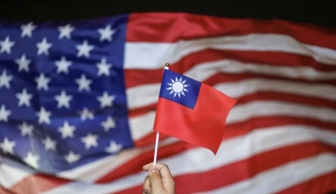 Screenshot 2026-05-22 at 12.36.06 PM Ilustrasi - Seorang pengunjuk rasa memegang bendera nasional Taiwan saat bendera AS berkibar di latar belakang selama demonstrasi untuk merayakan Hari Nasional Taiwan di Tsim Sha Tsui, Hong Kong, China (10/10/2019). (ANTARA/REUTERS/Athit Perawongmetha/as/aa)