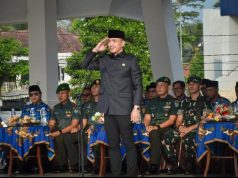 Peringati Hardiknas Bupati Lebak Serahkan Tanda Jasa SLKS Pada Guru Mengabdi Lebih 10 Tahun Dari Presiden Bupati Lebak Moch Hasbi Aayidiki Jayabaya Ketika Jadi Pimpinan Upacara Hardiknas