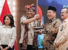 Menteri Hukum Targetkan Posbankum Desa Jadi Role Model Penyelesaian Perkara Lewat Restorative Justice Menteri Hukum Supratman Andi Agtas saat memberikan penghargaan kepada Gubernur Kepulauan Babel Hidayat Arsani di Pangkalpinang, Rabu (20/5/2026) malam. ANTARA/HO-Humas Kemenkum Babel