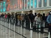 Melawan! Gubernur New York Larang Agen ICE Bermasker Saat Operasi Imigrasi Arsip - Orang-orang antre untuk melewati pemeriksaan keamanan di Bandara LaGuardia di New York, Amerika Serikat, 13 Maret 2026. (Xinhua/Zhang Fengguo)