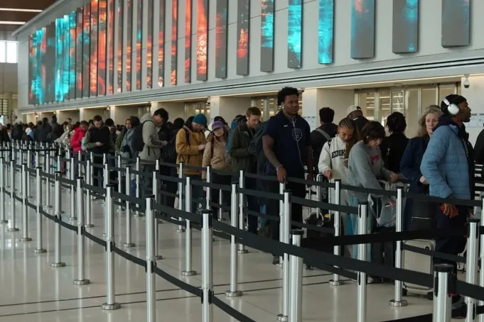 Arsip - Orang-orang antre untuk melewati pemeriksaan keamanan di Bandara LaGuardia di New York, Amerika Serikat, 13 Maret 2026. (Xinhua/Zhang Fengguo)