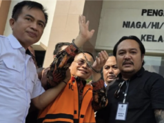 Ratusan Pendukung Padati Pengadilan, 100 Polisi Amankan Sidang Perdana Bupati Non-aktif Pati Sudewa Bupati Non-aktif Pati Sudewa (tengah) melambaikan tangan kepada para pendukungnya saat tiba di Pengadilan Tipikor Semarang, Senin (15/6/2026). (ANTARA/I.C. Senjaya)