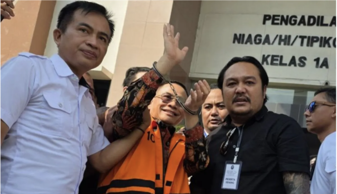 Bupati Non-aktif Pati Sudewa (tengah) melambaikan tangan kepada para pendukungnya saat tiba di Pengadilan Tipikor Semarang, Senin (15/6/2026). (ANTARA/I.C. Senjaya)