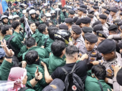 Kawal Demo Mahasiswa dan Masyarakat Hari Ini, 4.576 Personel Gabungan Disiagakan di Jakarta Polisi memblokade mahasiswa dari BEM Universitas Uhamka saat aksi unjuk rasa di kawasan Semanggi, Jakarta, Senin (15/6/2026). ANTARA FOTO/Muhammad Adimaja/nym.