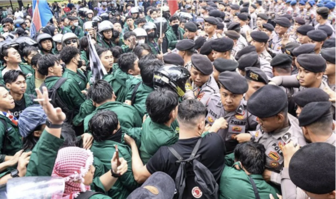 Polisi memblokade mahasiswa dari BEM Universitas Uhamka saat aksi unjuk rasa di kawasan Semanggi, Jakarta, Senin (15/6/2026). ANTARA FOTO/Muhammad Adimaja/nym.