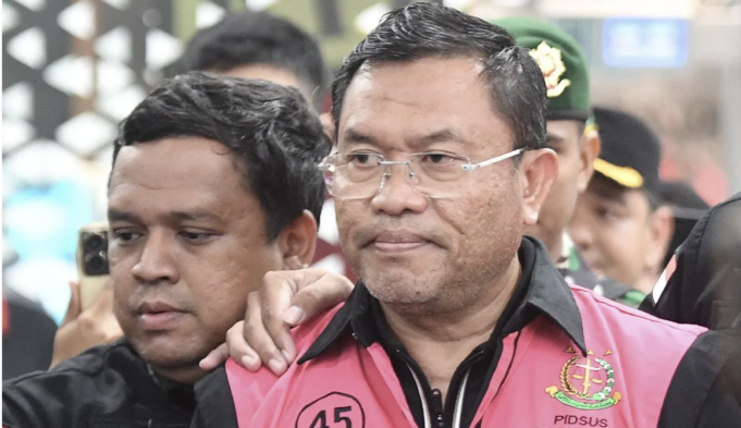 Tersangka dugaan tindak pidana korupsi tata kelola program Makan Bergizi Gratis (MBG) pada Badan Gizi Nasional (BGN) Sony Sonjaya (kanan) berjalan memasuki mobil tahanan di Kejaksaan Agung, Jakarta, Rabu (3/6/2026). Kejaksaan Agung menetapkan mantan Kepala BGN Dadan Hindayana, dan dua mantan Wakil Kepala BGN yakni Sony Sanjaya dan Lodewyk Pusung sebagai tersangka dugaan tindak pidana korupsi tata kelola program MBG pada BGN tahun 2025-2026. ANTARA FOTO/M Risyal Hidayat/agr
