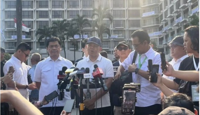 Wakil Menteri Sekretaris Negara Bambang Eko Suhariyanto (tengah) memberikan pernyataan pers menjelang pelaksanaan eksekusi eks Hotel Sultan di kawasan blok 15 GBK, Jakarta, Kamis (18/6/2026). ANTARA/Fathur Rochman/am.
