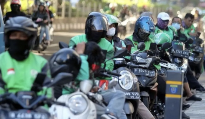 Ilustrasi - Sejumlah pengemudi ojek daring menunggu penumpang di Jalan Raya Margonda, Kota Depok, Jawa Barat, Rabu (20/3/2024). (ANTARA FOTO/Yulius Satria Wijaya/foc/pri)